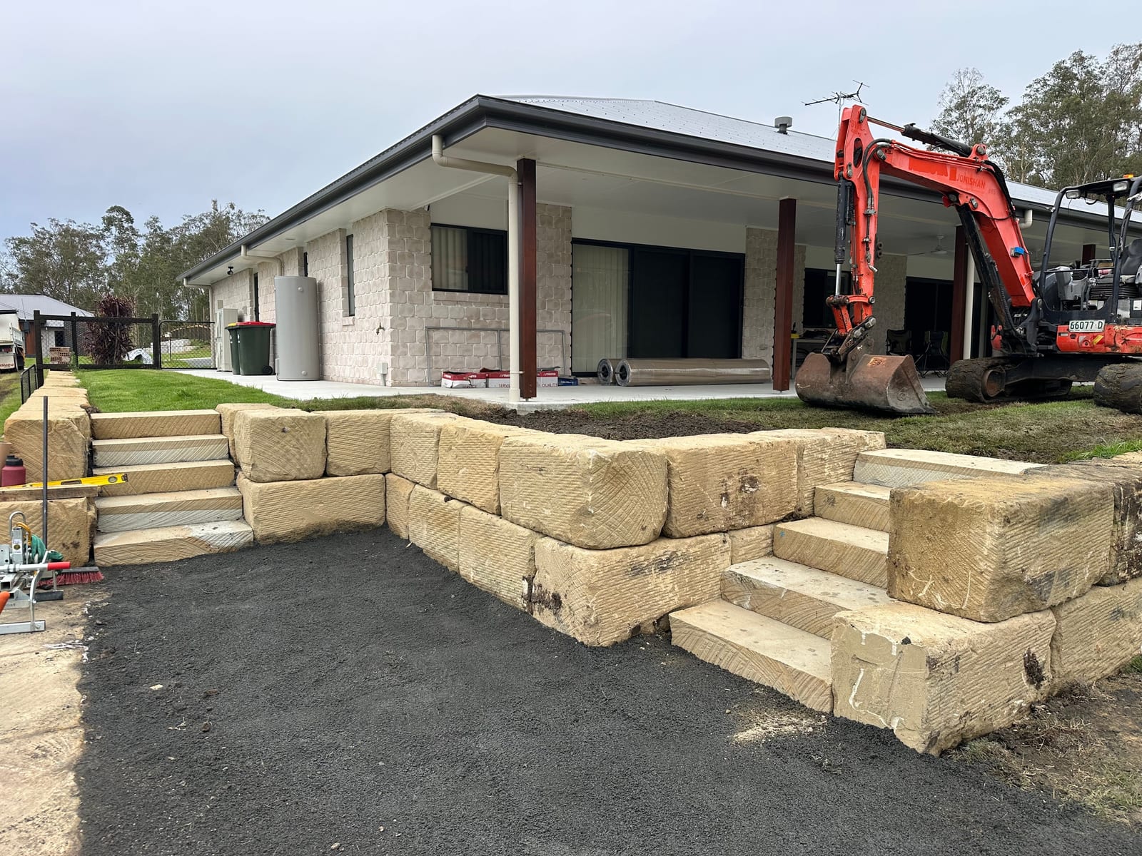 Digtek sandstone retaining wall with integrated steps on a residential project